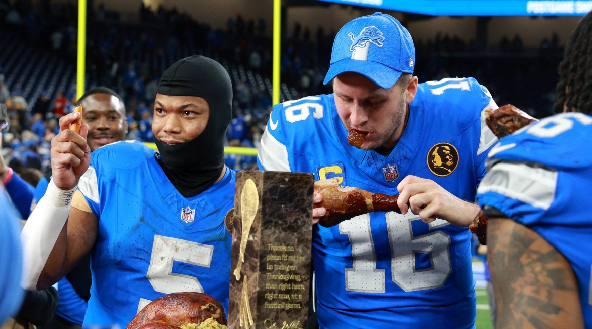 NFL играчи, ядящи пуйка на Деня на благодарността